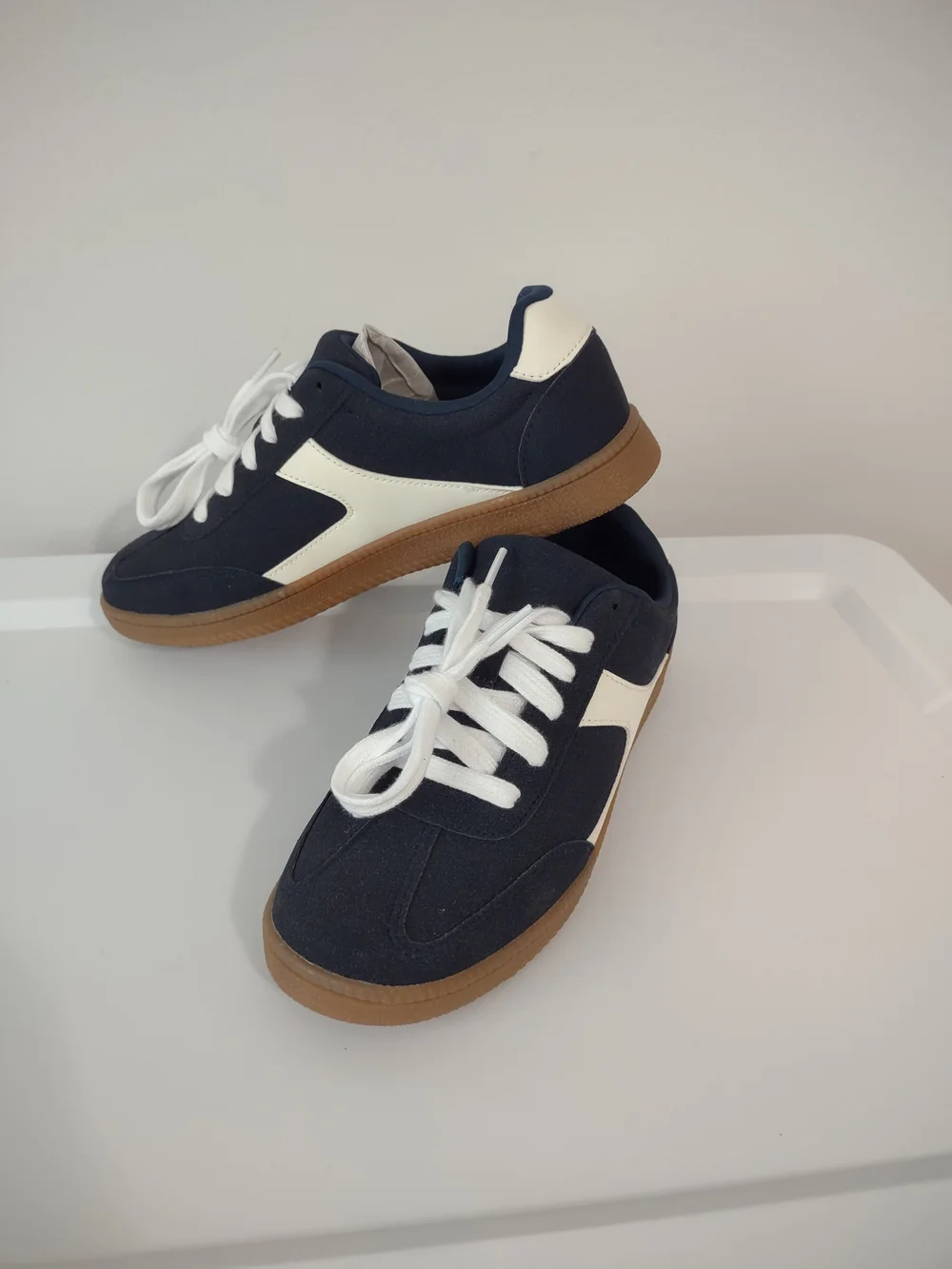 No Boundaries Navy and White Women's Casual Sneakers Size 8